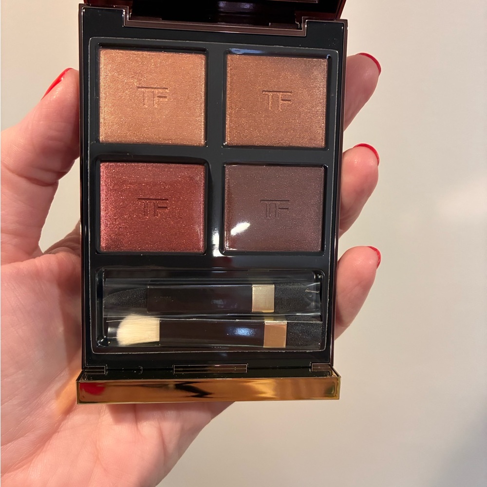Tom Ford Honeymoon Eye Quad in Black and Gold - Picture 6 of 6